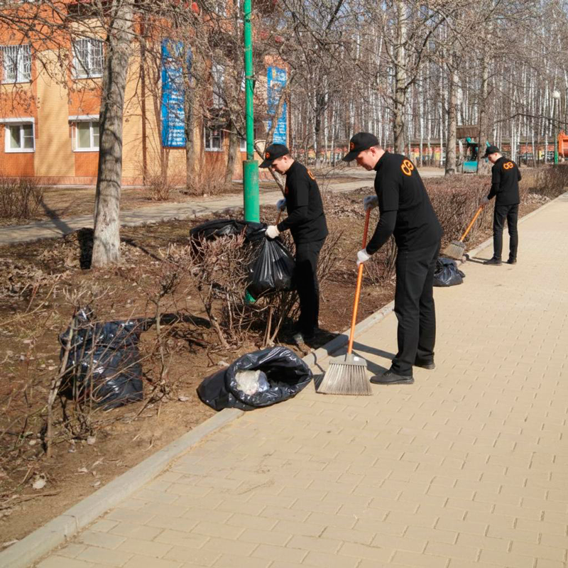 Уборка листьев в Белозерске